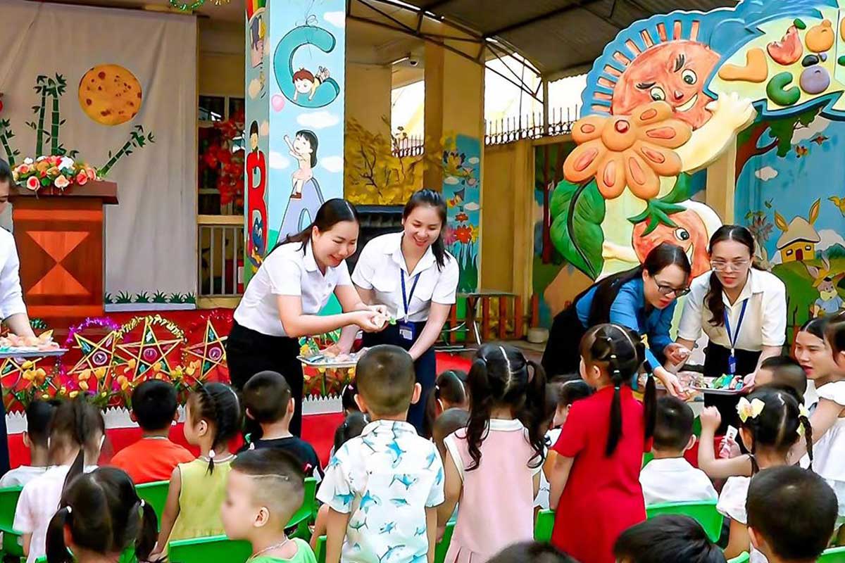 La mission du syndicat de Cua Ong Coal Company (Quang Ninh) a donne des cadeaux aux enfants. Photo: recruter du charbon