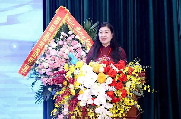 Tại Đại hội, bà Nguyễn Lan Hương - Phó Chủ tịch không chuyên trách Ủy ban Trung ương MTTQ Việt Nam, Uỷ viên Ban Thường vụ Thành ủy, Chủ tịch Ủy ban MTTQ Việt Nam Thành phố Hà Nội để nghị chú trọng thành lập Công đoàn cơ sở trong các thành phần kinh tế. Ảnh: Mạnh Quân