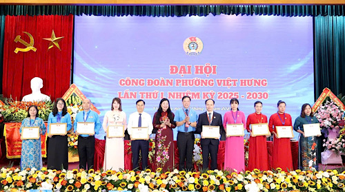 Lanh dao Uy ban MTTQ Thanh pho Ha Noi va Tong LDLDVN trao tang Ky niem chuong “Vi su nghiep xay dung to chuc Cong doan Viet Nam”. Anh: Manh Quan