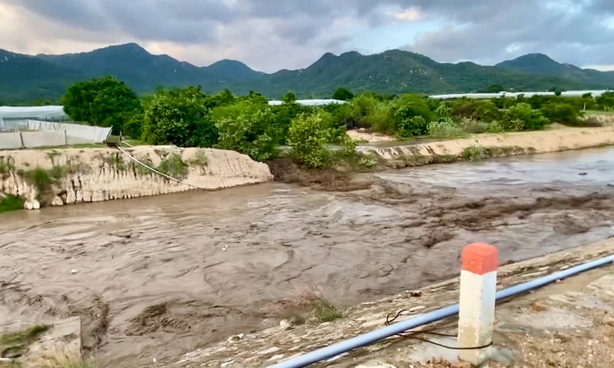 Vi tri dong chay tu tren cao, phia trang trai nuoi ga do xuong voi luc chay manh. Anh: Anh Duc