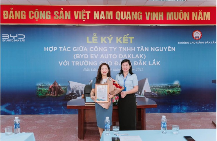 Leaders of Dak Lak College presented thank you letters and flowers to the enterprise. Photo: Bao Trung