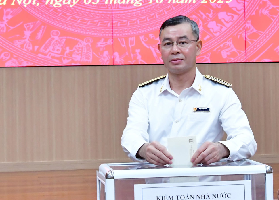 Tong Kiem toan nha nuoc Ngo Van Tuan ung ho dong bao bi thiet hai boi con bao so 10. Anh: KTNN