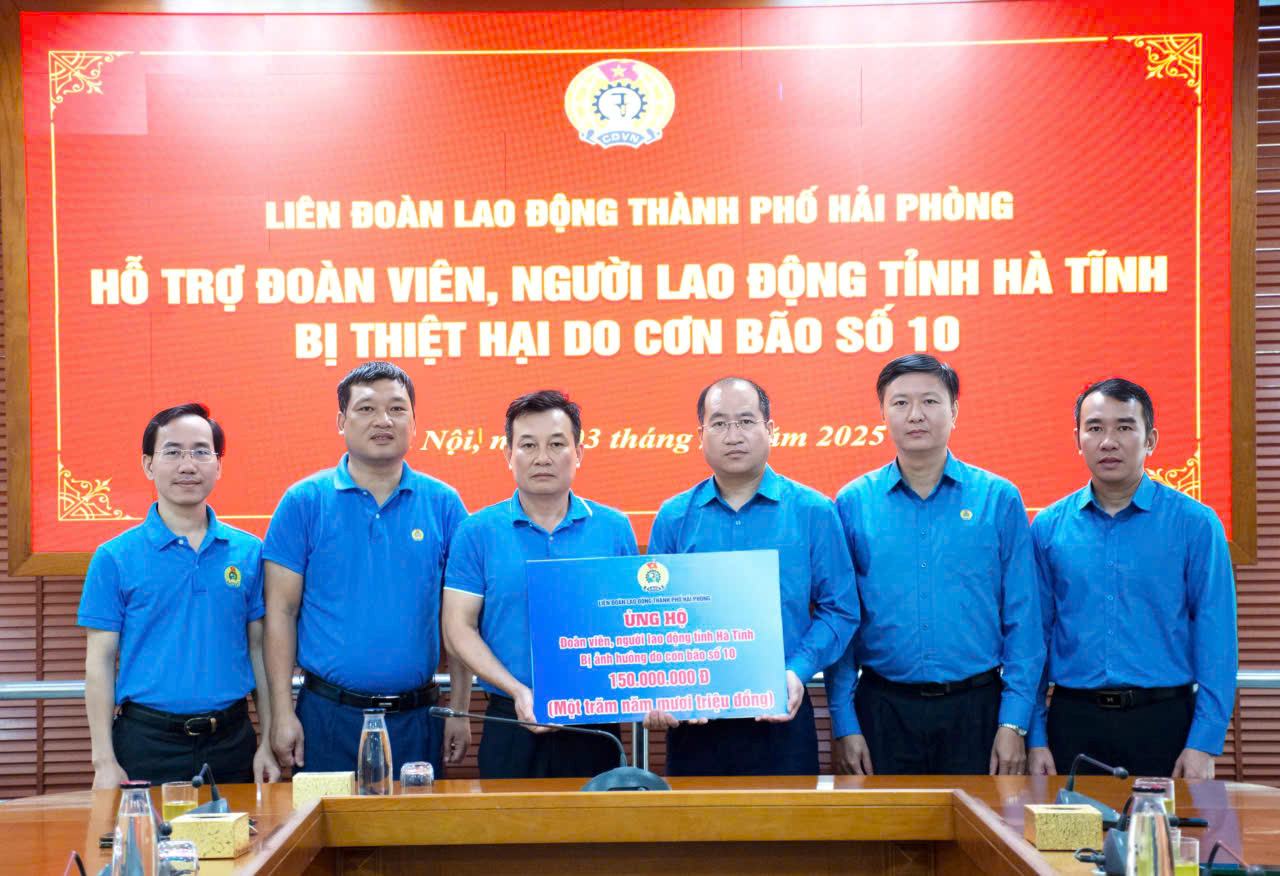 하이퐁시 노동총연맹은 제10호 태풍으로 피해를 입은 지방의 조합원 노동자들에게 지원금을 전달했습니다. 사진: 방땀