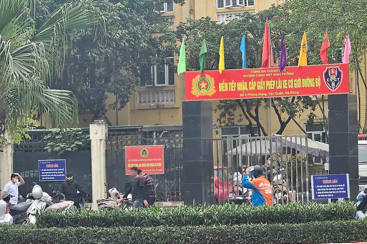 A driving license receiving point. Photo: Huu Chanh