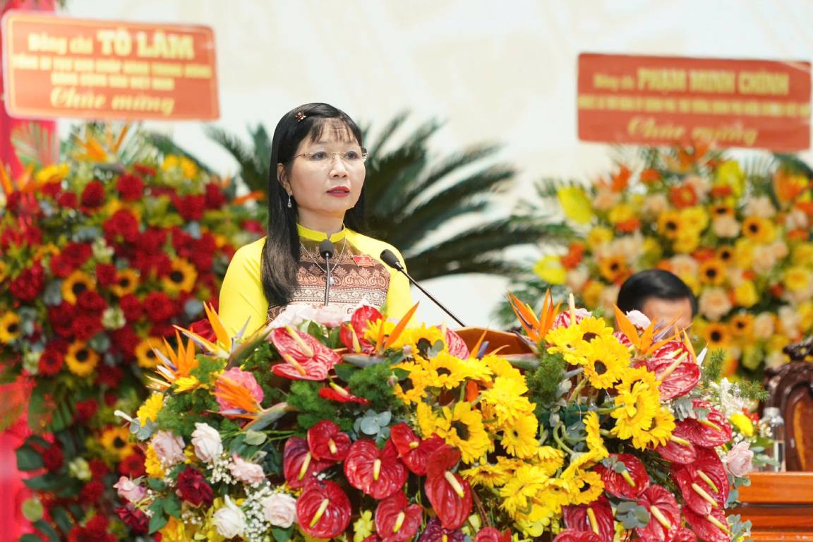 Pho Bi thu Tinh uy, Truong Doan dai bieu Quoc hoi tinh, Chu tich Uy ban Mat tran To quoc Viet Nam tinh An Giang - Tran Thi Thanh Huong phat bieu tham luan. Anh: BTC