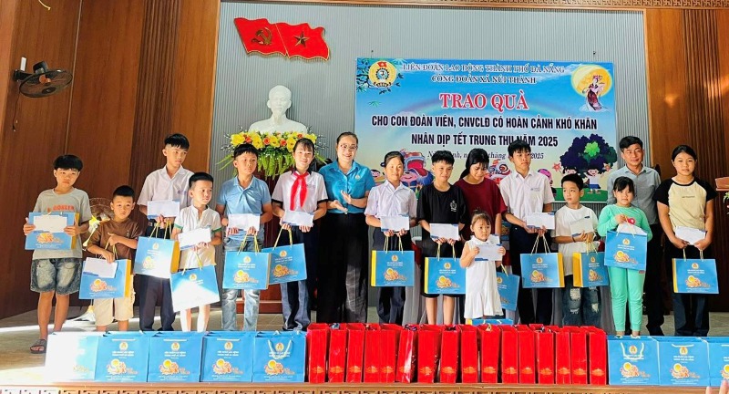 Cong doan xa Nui Thanh mang Trung thu am ap den tre mo coi, khuyet tat va con cong nhan lao dong. Anh: Truong An