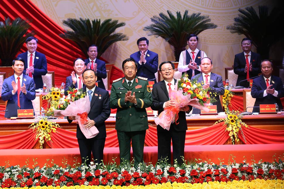 Thuong tuong Pham Hoai Nam - Thu truong Bo Quoc phong - tang hoa chuc mung ong Ho Quoc Dung va tan Bi thu Tinh uy Gia Lai Thai Dai Ngoc. Anh: BTC