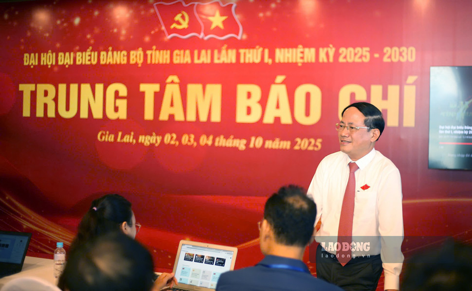 Deputy Secretary of the Provincial Party Committee, Chairman of the Gia Lai Provincial People's Committee for the 2025-2030 term shared with press agencies. Photo: Hoai Phuong