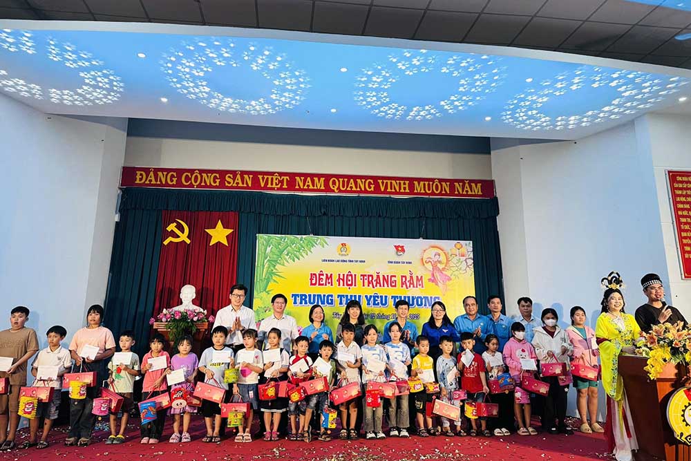 어려운 환경에 처한 노동조합원 및 노동자 자녀에게 중추절 선물 전달. 사진: Tay Ninh 지방 노동 연맹