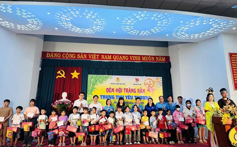 Giving Mid-Autumn Festival gifts to children of union members and workers in difficult circumstances. Photo: Tay Ninh Provincial Federation of Labor