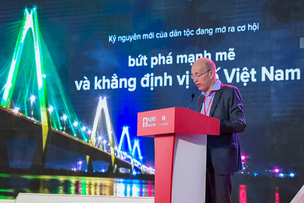 Ong Jens Lottner – Tong giam doc Ngan hang Techcombank phat bieu tai Le khai mac giai Marathon Quoc te Ha Noi Techcombank mua thu 4. Ảnh: Techcombank