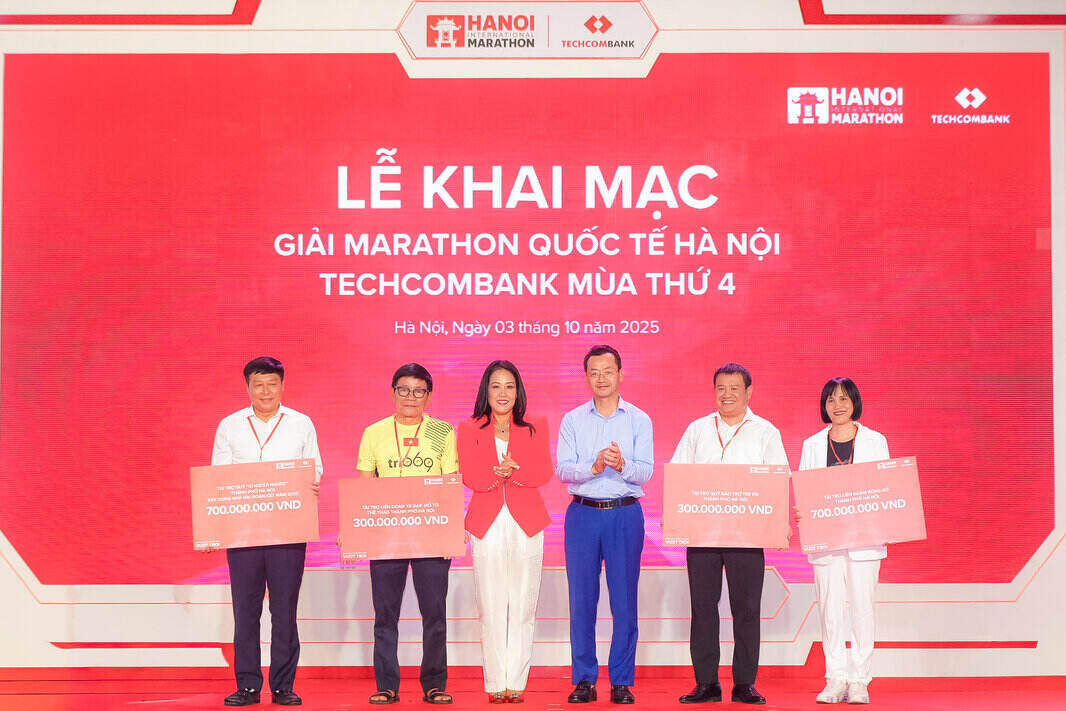 Tai le khai mac, Techcombank da trao tang 2 ti dong tai tro Quy “Vi nguoi ngheo” Thanh pho Ha Noi xay dung nha dai doan ket, Quy Bao tro tre em Thanh pho Ha Noi, Lien doan bong ro va lien doan xe dap, mo to the thao Thanh pho Ha Noi. Ảnh: Techcombank