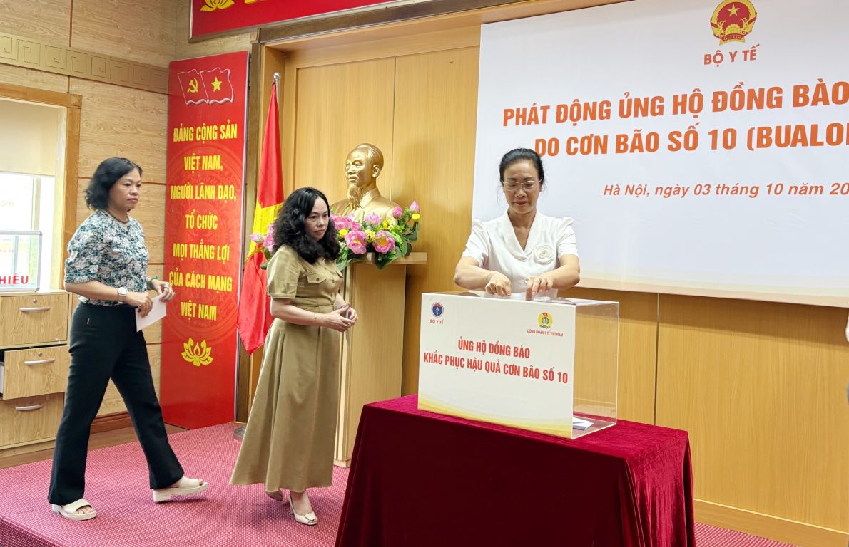Ba Pham Thanh Binh - Chu tich Cong doan Y te Viet Nam ung ho dong bao bi thiet hai do con bao so 10. Anh: Bao Han 