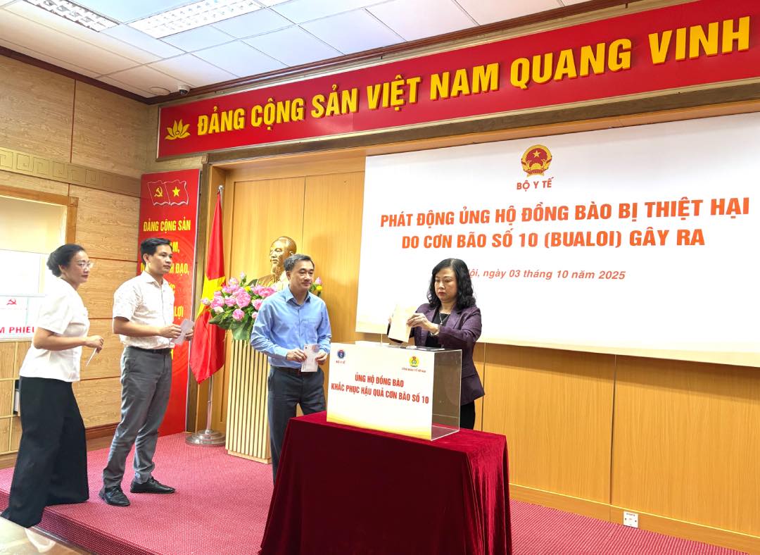 Dao Hong Lan 여사 - 당 중앙위원회 위원 보건부 장관이 태풍 10호로 피해를 입은 동포를 지원합니다. 사진: Bao Han