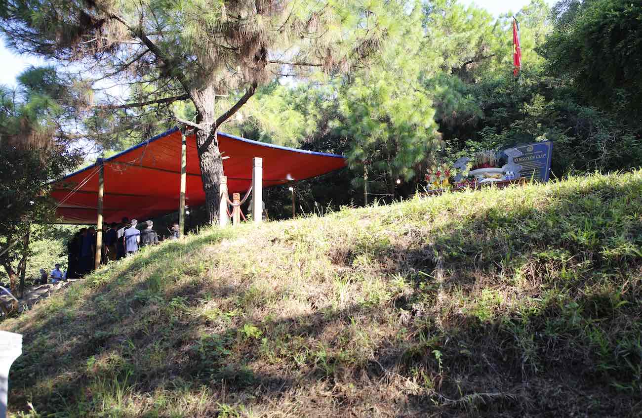 Image de la tombe du general Vo Nguyen Giap. L'endroit est temporairement interrompu pour accueillir les visiteurs afin de remedier aux dommages causes par la tempete n° 10. Photo : Cong Sang