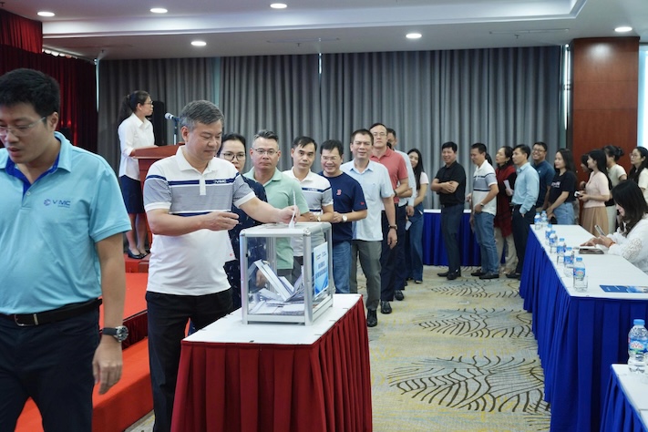 간부 간부 노동조합원 노동자들이 총공사와 베트남 해운 총공사 노동조합이 시작한 제10호 태풍 피해 복구를 위해 동포들을 지원하고 있습니다. 사진: 베트남 해운 총공사.