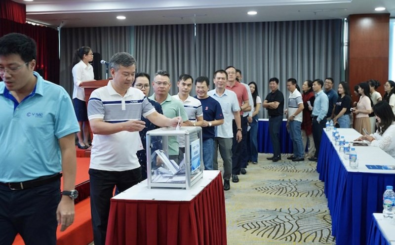 Cadres, union members, and workers responded to support people to overcome the consequences of storm No. 10 launched by the Corporation and the Trade Union of Vietnam National Shipping Lines. Photo: Vietnam Maritime Administration.