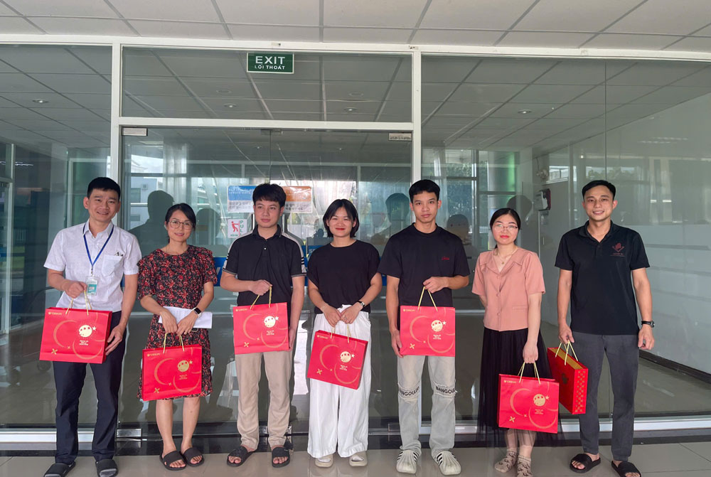 Doan vien, nguoi lao dong cac cong ty, doanh nghiep phan khoi nhan qua Tet Trung thu. Anh: Ban Cong doan cac khu cong nghiep tinh Phu Tho cung cap