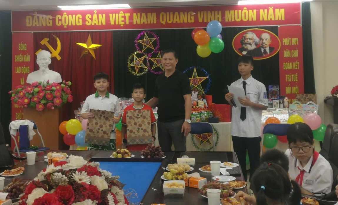 Hong Bang電力管理チームのリーダーシップが、従業員の子供たちに中秋節の贈り物を贈る。写真:ハイフォン電力会社