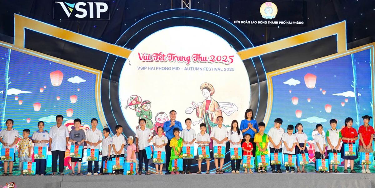 LDLD TP Hai Phong trao qua tang con cong nhan lao dong. Ảnh: Dam Thanh