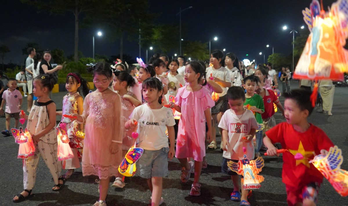 Man ruoc den long sang tao thu hut hang nghin cong nhan lao dong cung con em cong nhan. Ảnh: Mai Dung