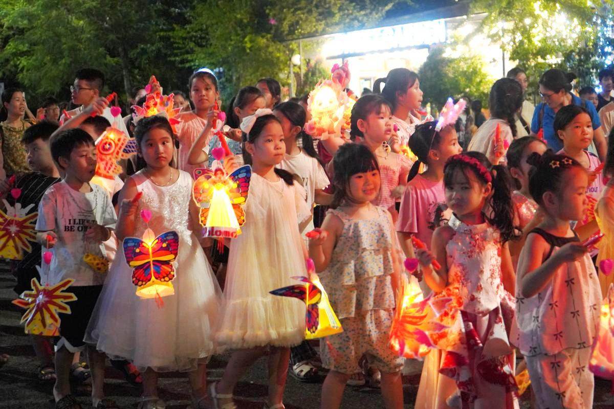Les enfants ouvriers du secteur public a Hai Phong s'amusent a allumer des lumieres au-dessus de la lune. Photo : Mai Dung