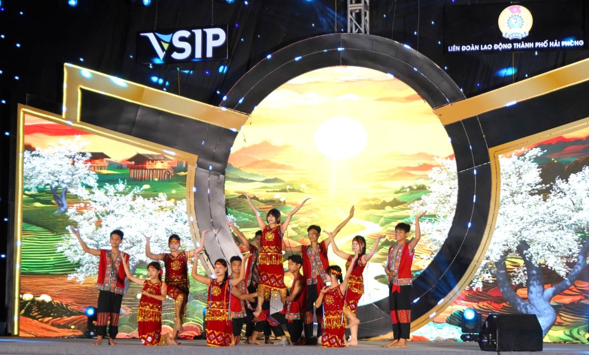 Cac em nho mua hat vui Tet Trung thu. Ảnh: Mai Dung