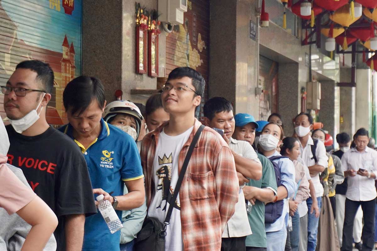 Les habitants font de longues files d'attente pour acheter des banh pia traditionnels a Ho Chi Minh-Ville a l'occasion de la Saint-Valentin. Photo : Nhu Quynh