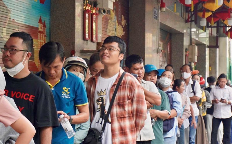 People line up to buy traditional side dishes in Ho Chi Minh City during the Mid-Autumn Festival. Photo: Nhu Quynh