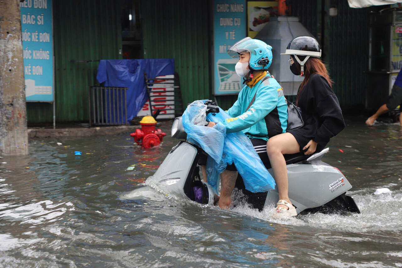 Mot phuong tien di chuyen giua dong nuoc. Anh: Anh Tu