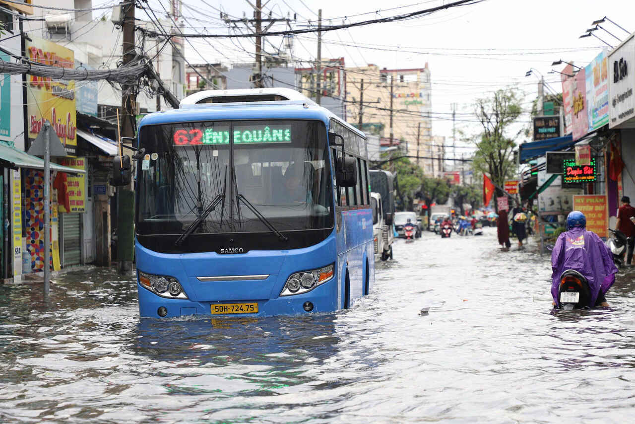 Mua lon gay ngap hon nua met khien cac phuong tien di chuyen kho khan tren tuyen duong Nguyen Van Qua. Anh: Anh Tu