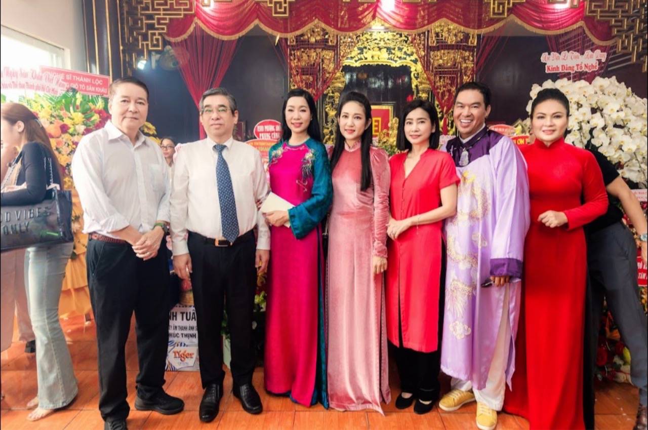 Artists gathered on the anniversary of the ancestors' death. Photo: Provided by the artist.