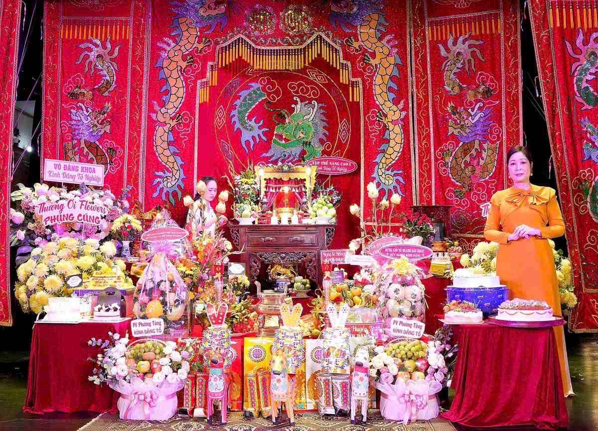 Le gio To tai san khau kich Hong Van. Anh: Nghe si cung cap.