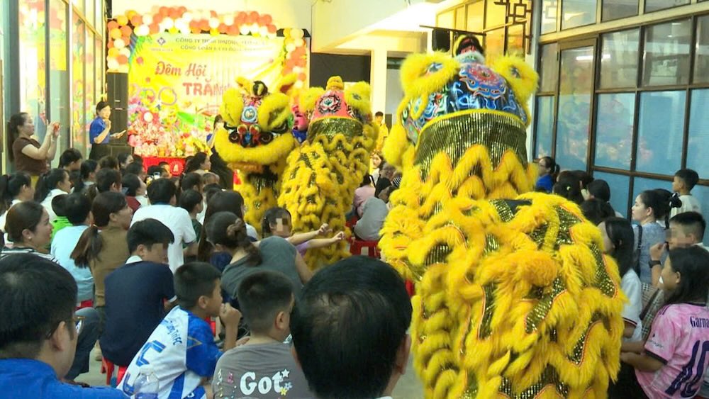 노동조합원 자녀들을 위한 활기찬 추석 분위기. 사진: Quang Tri 노동조합