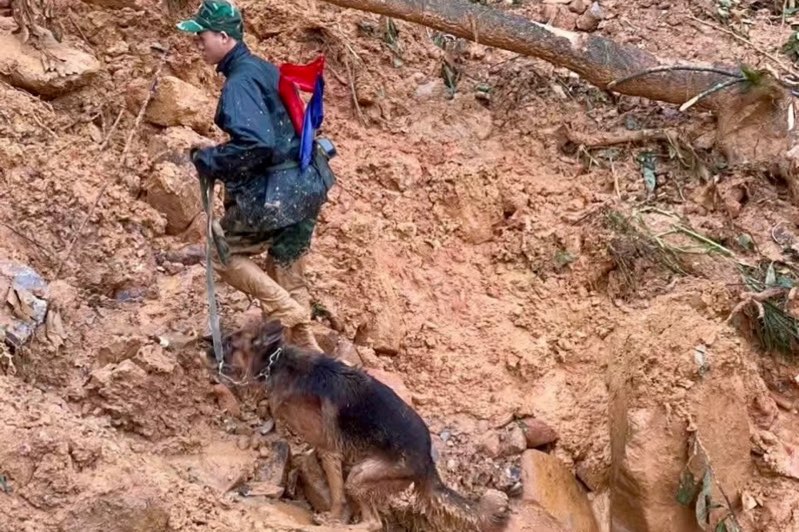 Luc luong chuc nang huy dong nguoi va cho nghiep vu no luc tim kiem nguoi mat tich. Anh: Ngoc Duc.