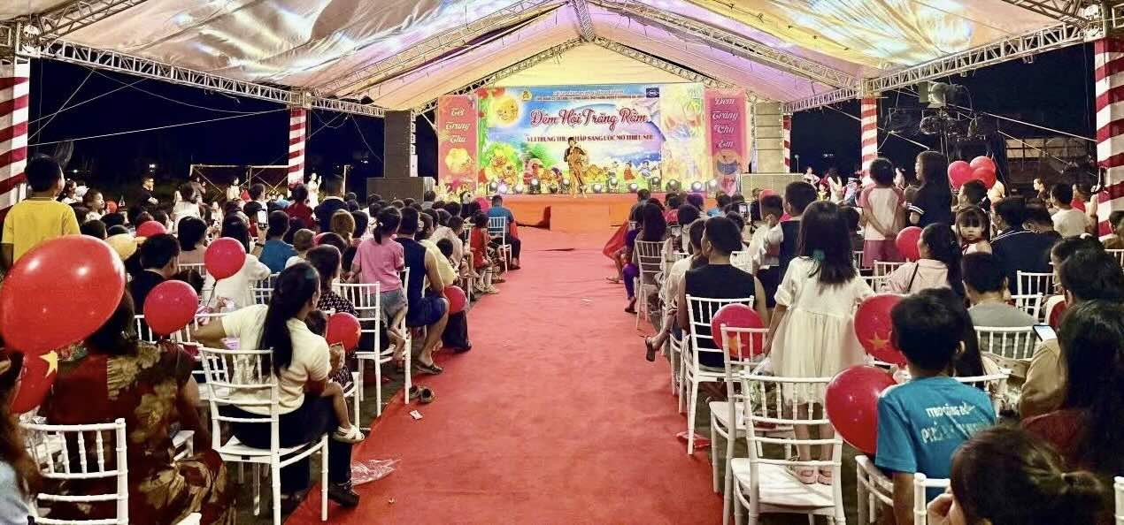 조합원 자녀를 위한 보름달 축제 밤 프로그램 분위기. 사진: 하띤 노동조합