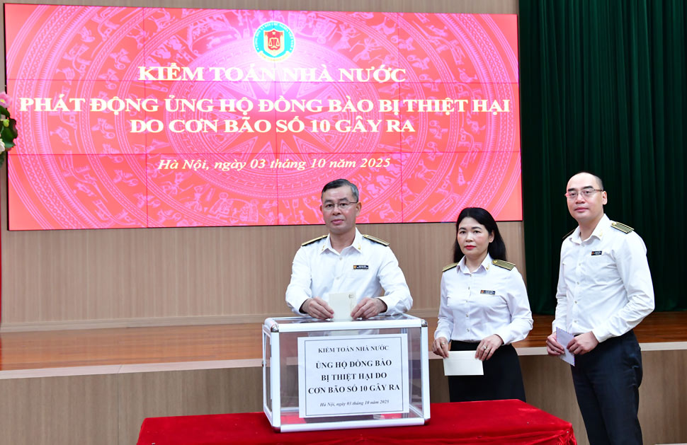 Joining hands to share, the State Audit donated more than 1.1 billion VND to people in flood-affected areas