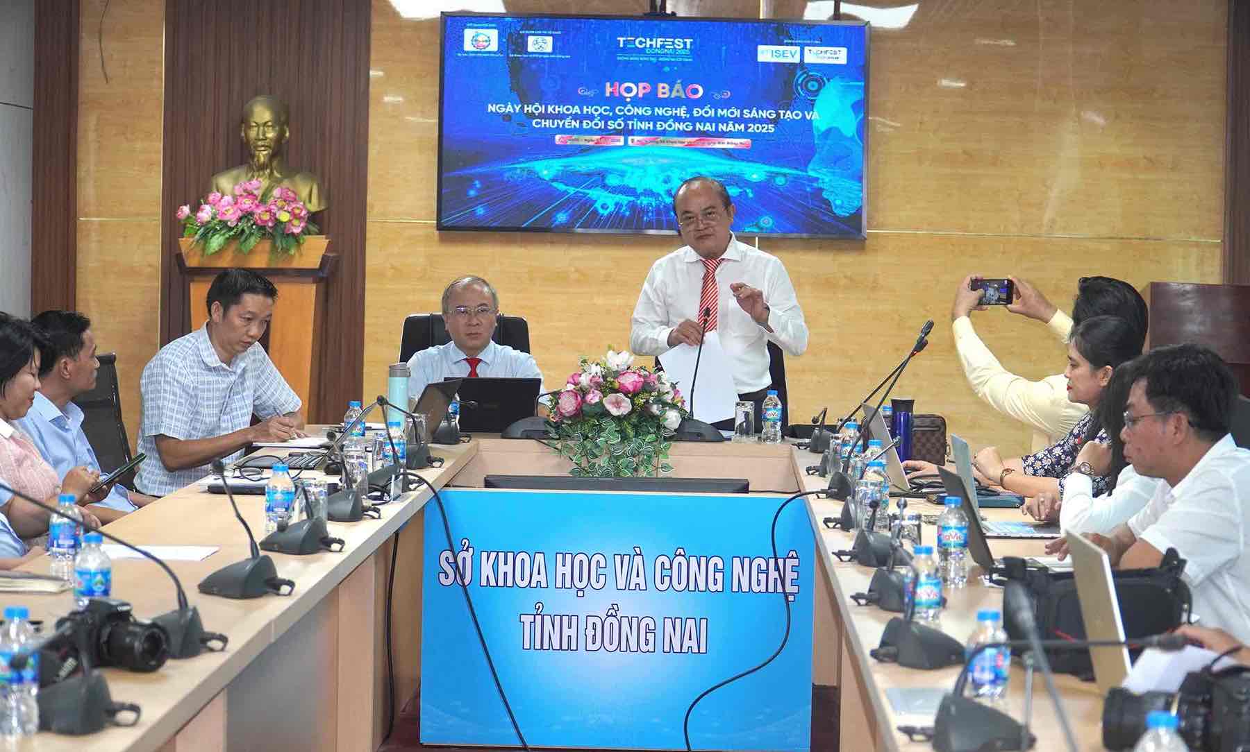 Deputy Director of the Department of Science and Technology of Dong Nai province, Vo Hoang Khai, spoke at the press conference. Photo: HAC