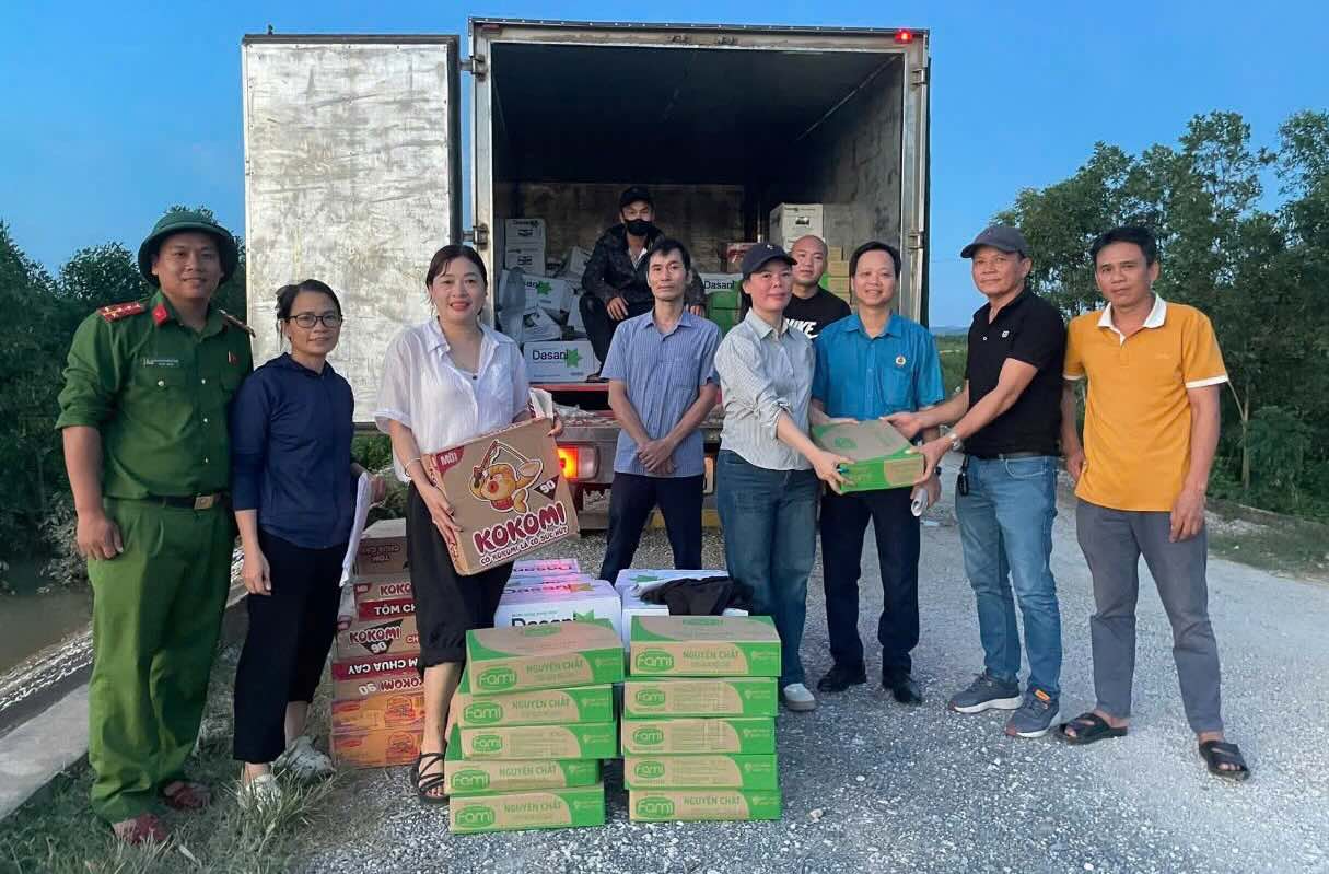 The Trade Union of Appareltech Vinh Loc Company presented support gifts to union members and workers. Photo: Thanh Hoa Trade Union