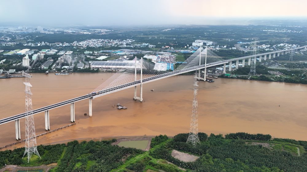 Tu tren cao nhin xuong, cau Binh Khanh nhu dai lua vat ngang song Soai Rap, noi lien doi bo Nam Sai Gon. Ảnh: Anh Tu