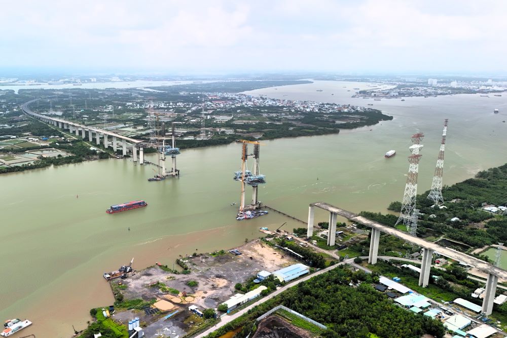 Hien cong truong cau Phuoc Khanh co khoang 200 cong nhan lam viec, de kip hoan thanh cong trinh trong nam sau. Ảnh: Anh Tu