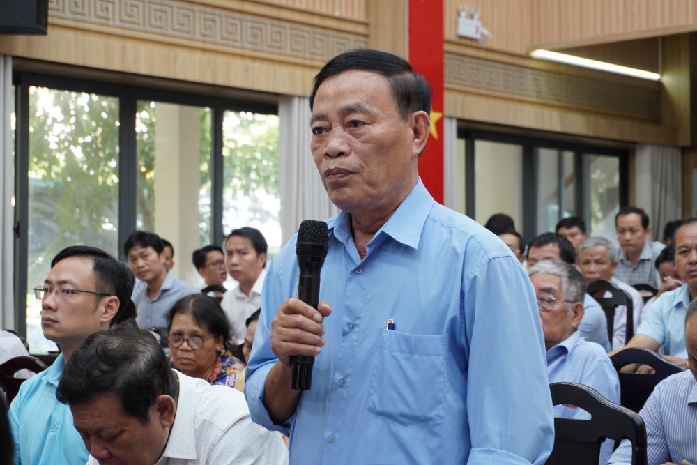 Cu tri Nguyen Ba Dao (phuong Hoa Khanh) co lo ngai ve quy hoach 5 dao nhan tao o vinh Da Nang. Anh: Tran Thi