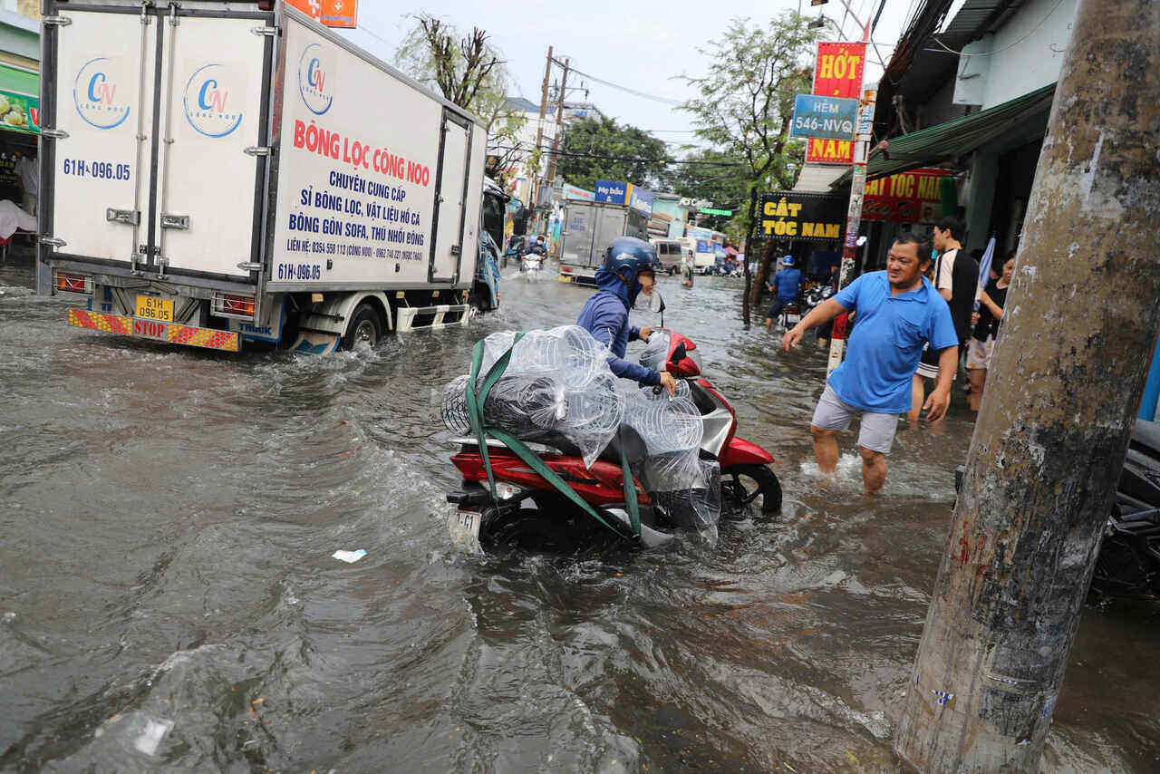 大雨の後、ホーチミン市の多くの路地が水没する光景