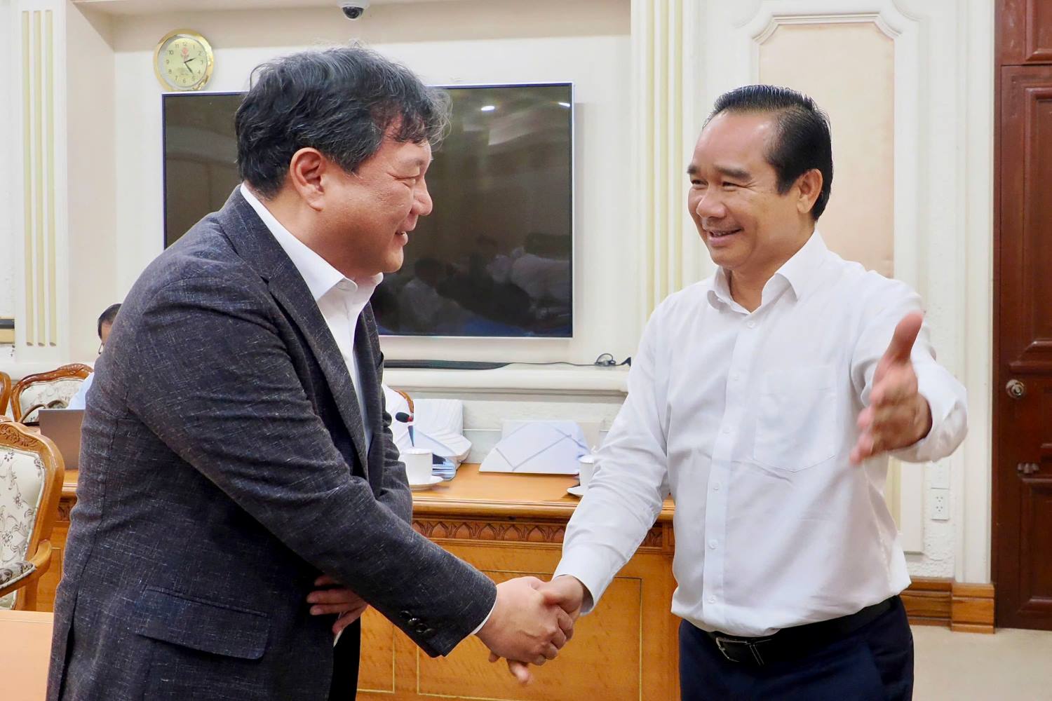 업무 회의 후 호치민시 인민위원회 위원장(오른쪽)과 롯데 프로퍼티스 HCMC 대표. 사진: 호앙 훙