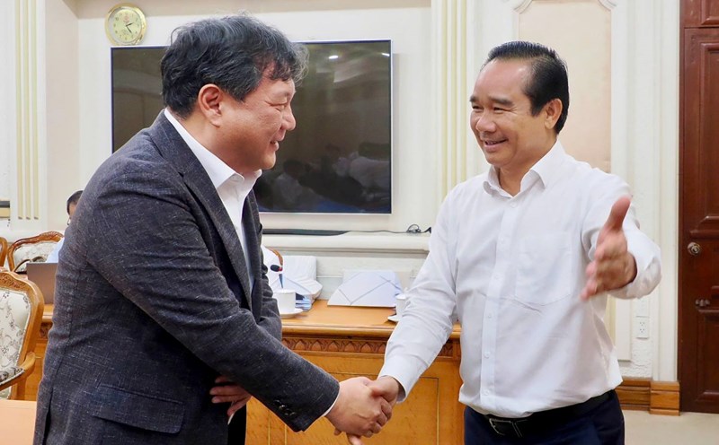 Chairman of Ho Chi Minh City People's Committee (right) and representative of Lotte Properties HCMC after the meeting. Photo: Hoang Hung