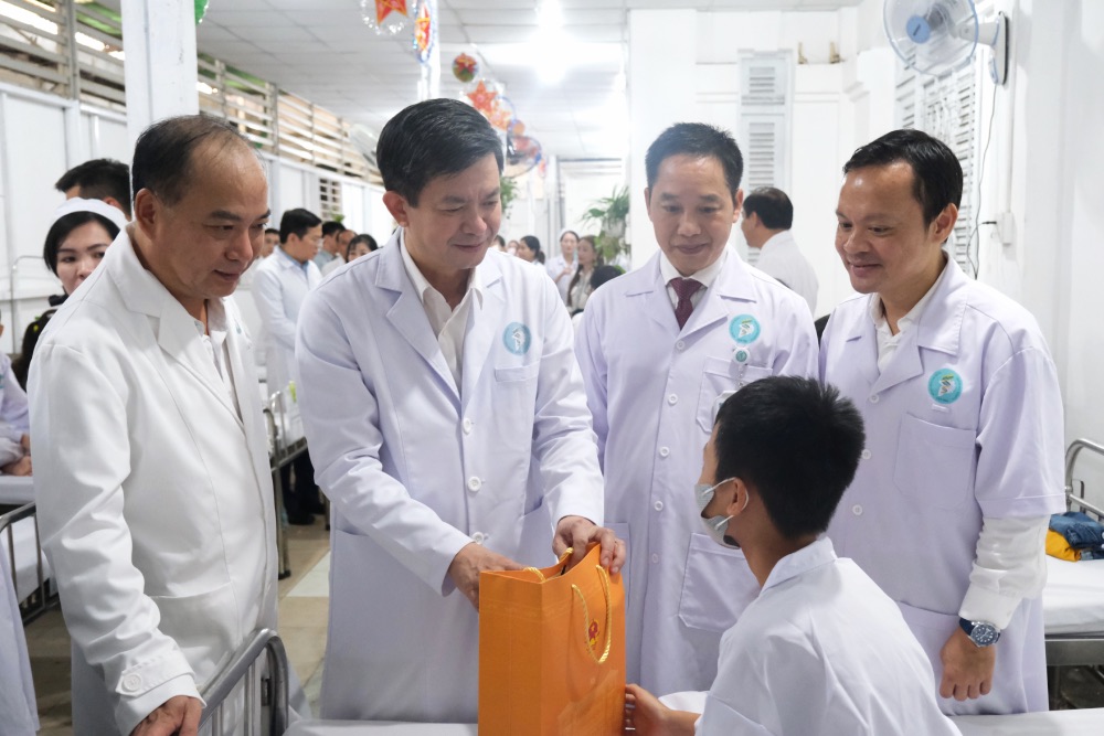 Bi thu Thanh uy Can Tho Le Quang Tung trao qua Trung thu cho benh nhi. Anh: Phong Linh.