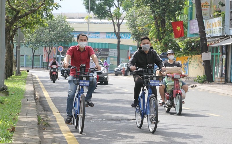 Bicycles are unlikely to have their own lanes in the center of Ho Chi Minh City because the sidewalk in some places is less than 1.5 m