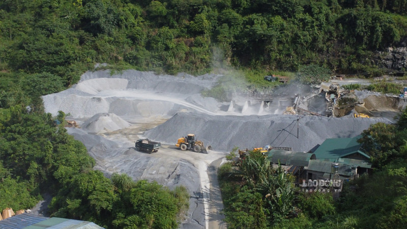 Toàn cảnh mỏ đá Hưng Phát cùng làn bụi trắng mờ ở xã Mường Khương, tỉnh Lào Cai. Ảnh: Đinh Đại 