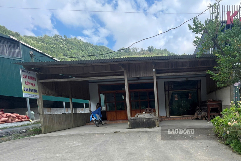 Nhà cửa phủ đầy bụi và thường xuyên trong tình trạng đóng kín cửa. Ảnh: Đinh Đại