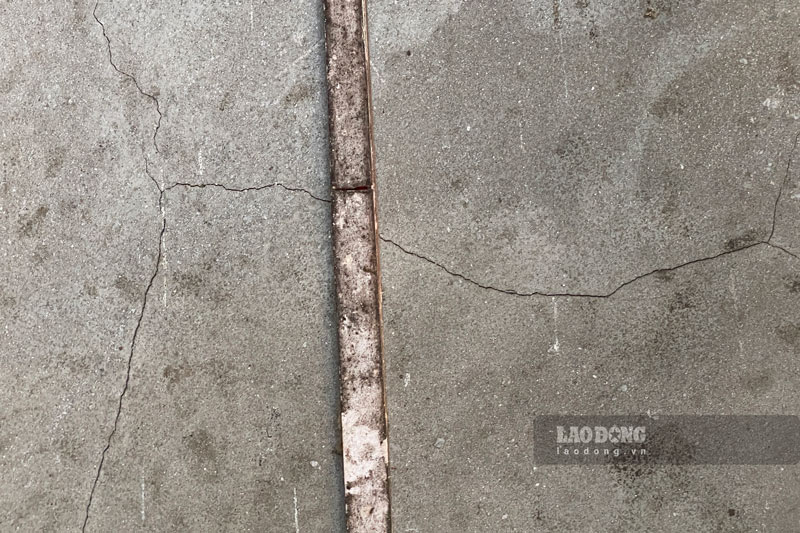 Người dân cho rằng việc nhà cửa nứt toác là do ảnh hưởng của hoạt động khai thác đá. Ảnh: Đinh Đại